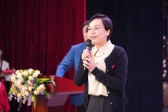 联欢汇演去世人等候中拉开帷